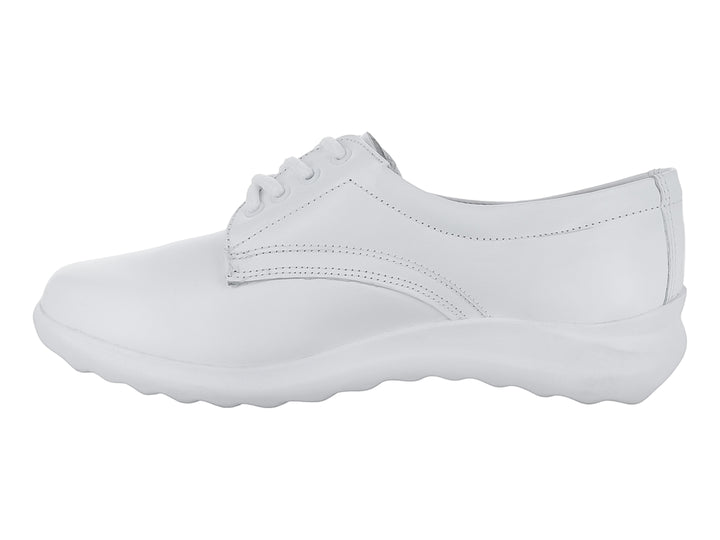 Zapato plano color blanco con agujetas y suela cómoda.