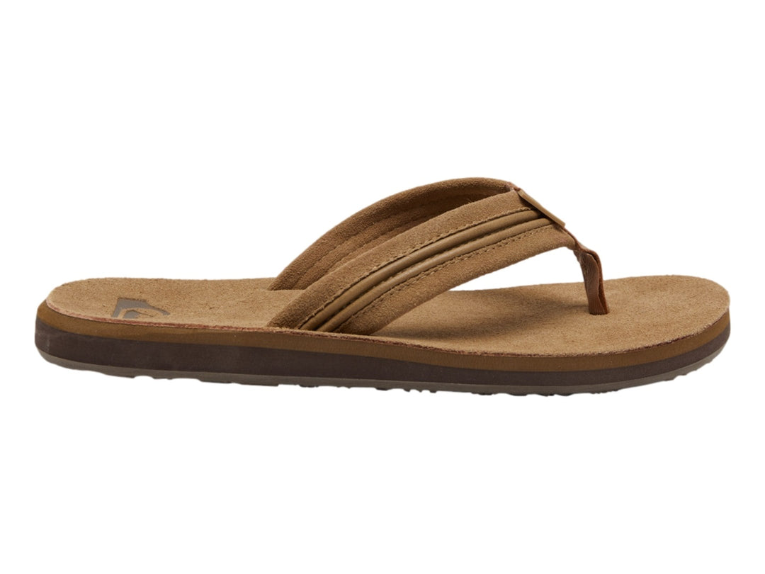 Sandalias de cuero color canela marca Quiksilver con suela marrón oscuro.