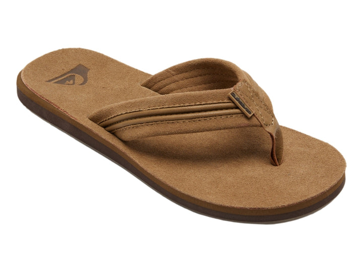 Sandalias de cuero color canela marca Quiksilver con suela marrón oscuro.