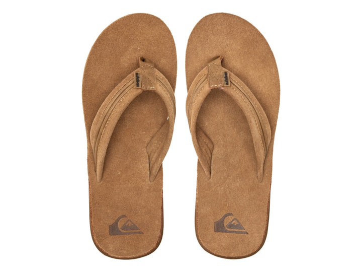 Sandalias de cuero color canela marca Quiksilver con suela marrón oscuro.