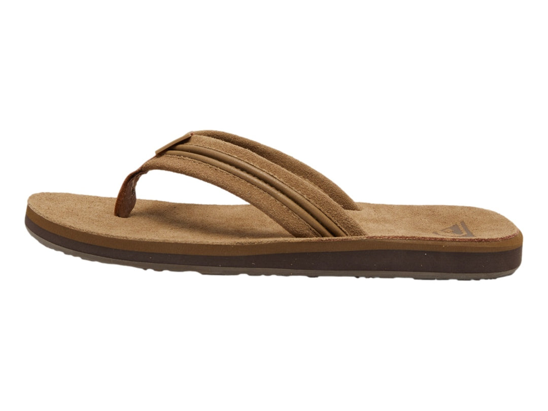 Sandalias de cuero color canela marca Quiksilver con suela marrón oscuro.