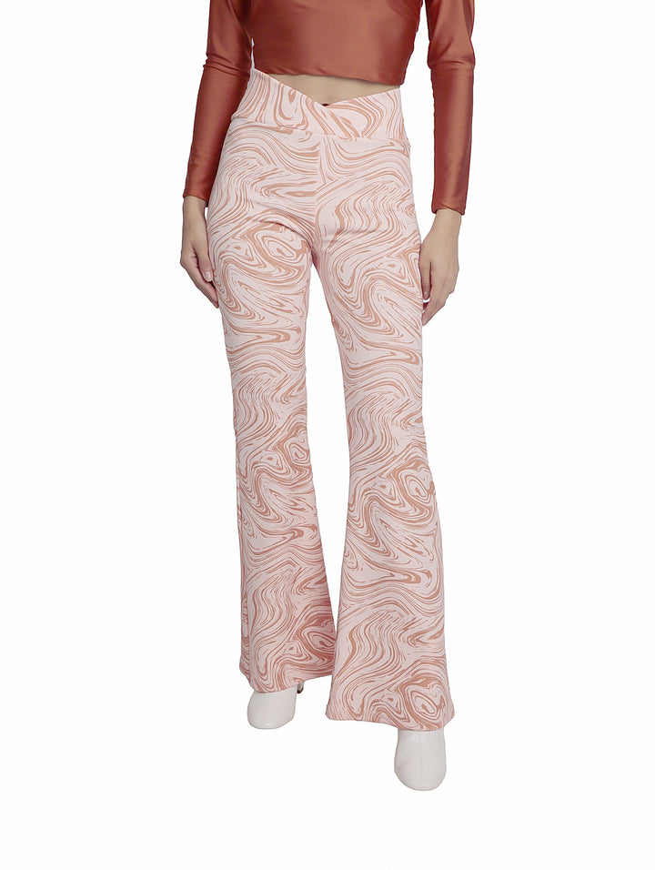 Pantalones acampanados color rosa con diseño marmoleado en tonos terracota.