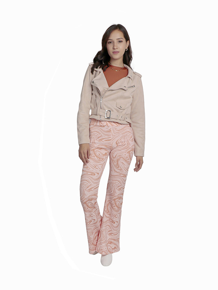 Pantalones acampanados color rosa con diseño marmoleado en tonos terracota.