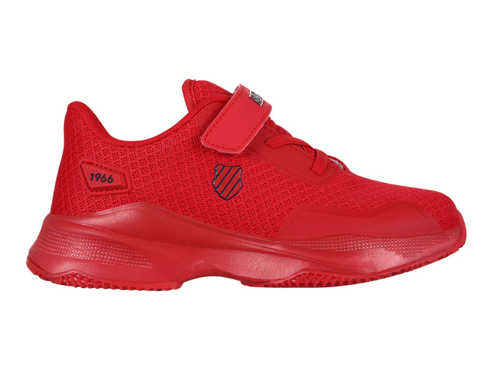 Tenis deportivos K-Swiss color rojo con cierre de correa de velcro y suela robusta.
