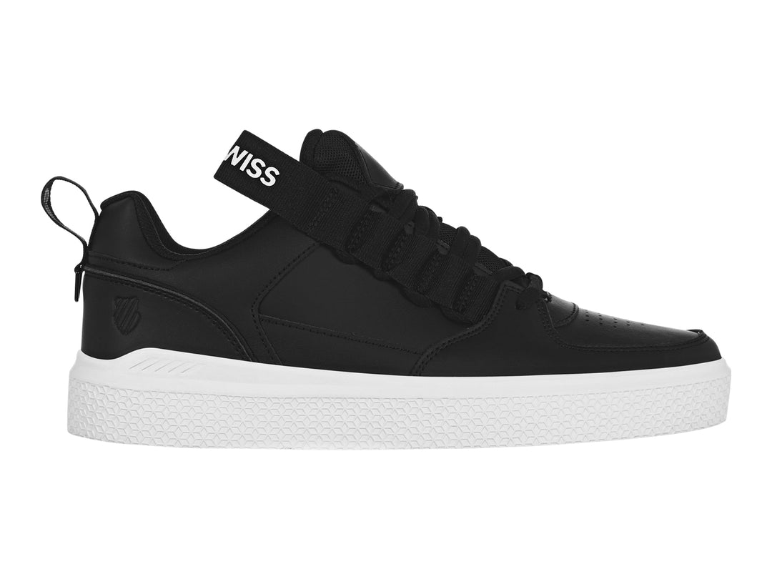 Tenis K-Swiss color negro con suela blanca y correa decorativa en el empeine.