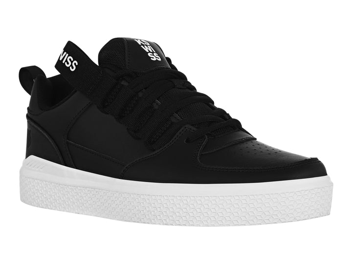 Tenis K-Swiss color negro con suela blanca y correa decorativa en el empeine.