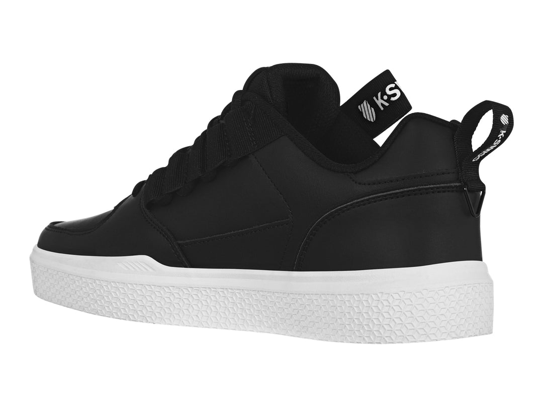 Tenis K-Swiss color negro con suela blanca y correa decorativa en el empeine.