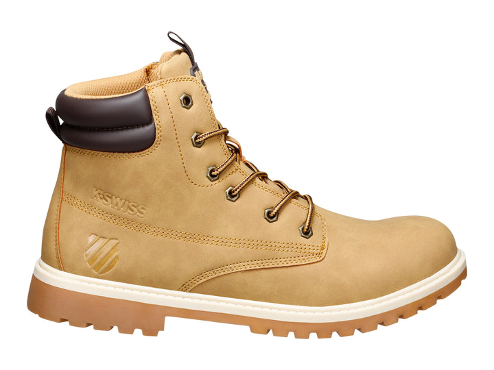 Bota K-Swiss color miel con suela blanca y café, detalles en marrón oscuro y cierre de cordones.