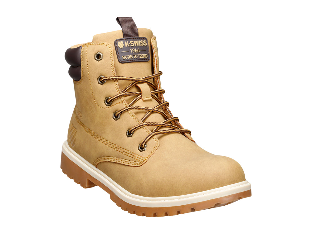 Bota K-Swiss color miel con suela blanca y café, detalles en marrón oscuro y cierre de cordones.