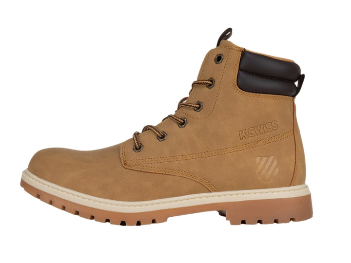 Bota K-Swiss color miel con suela blanca y café, detalles en marrón oscuro y cierre de cordones.