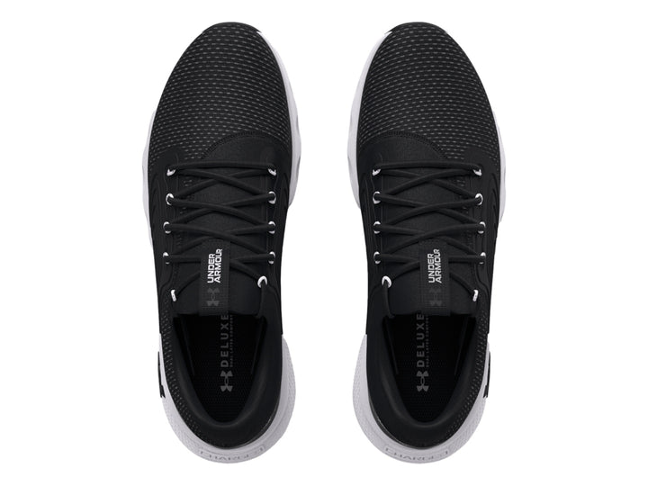 Zapato deportivo Under Armour Charged Vantage 2 en color negro con suela blanca.