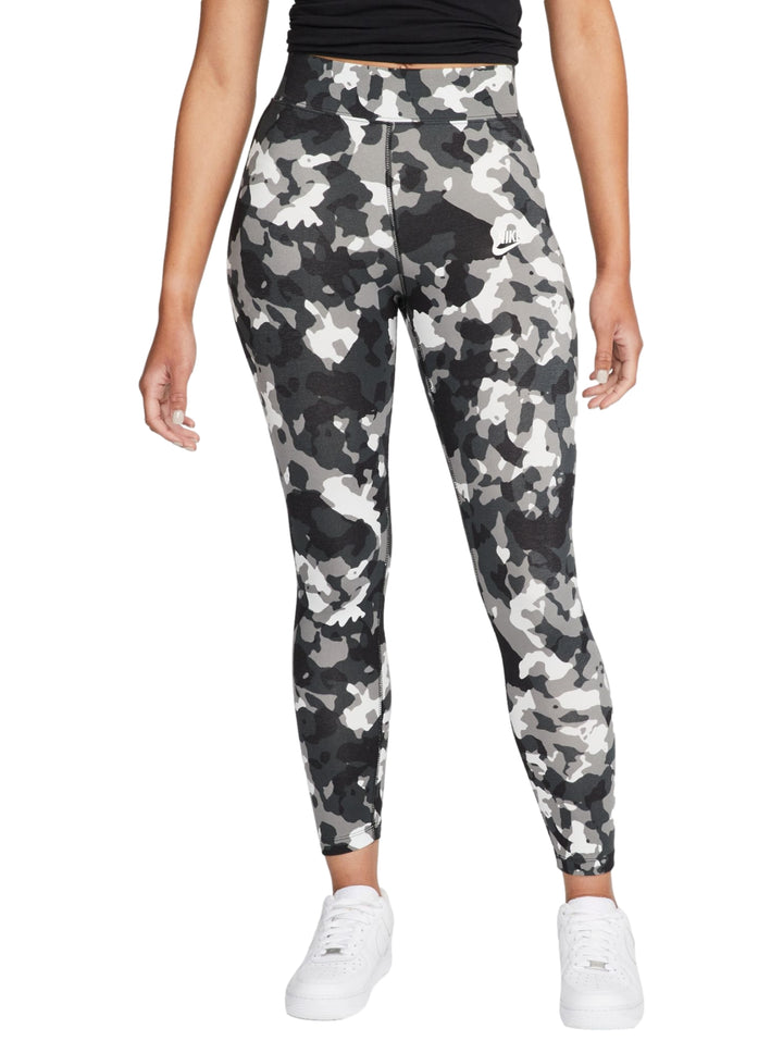 Leggings deportivos Nike con estampado de camuflaje en tonos negro, gris y blanco, longitud 7/8.
