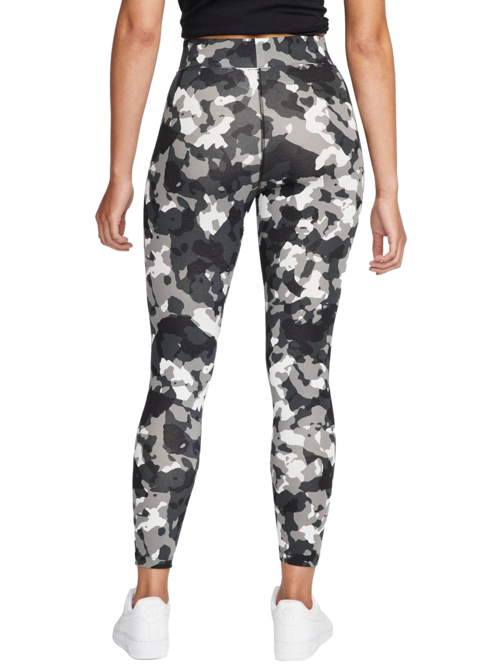 Leggings deportivos Nike con estampado de camuflaje en tonos negro, gris y blanco, longitud 7/8.