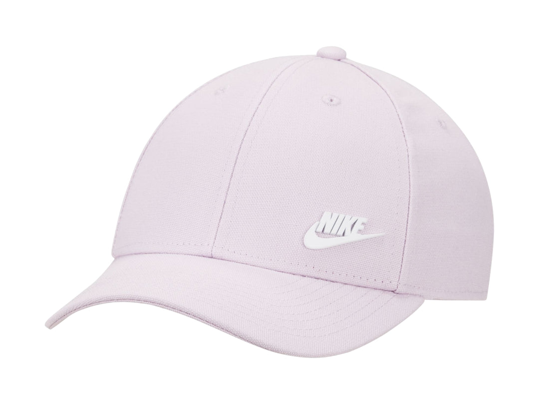 Gorra de béisbol Nike en color lila con logotipo blanco bordado al frente.