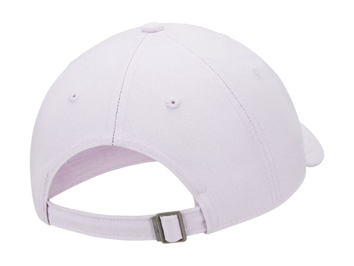 Gorra de béisbol Nike en color lila con logotipo blanco bordado al frente.