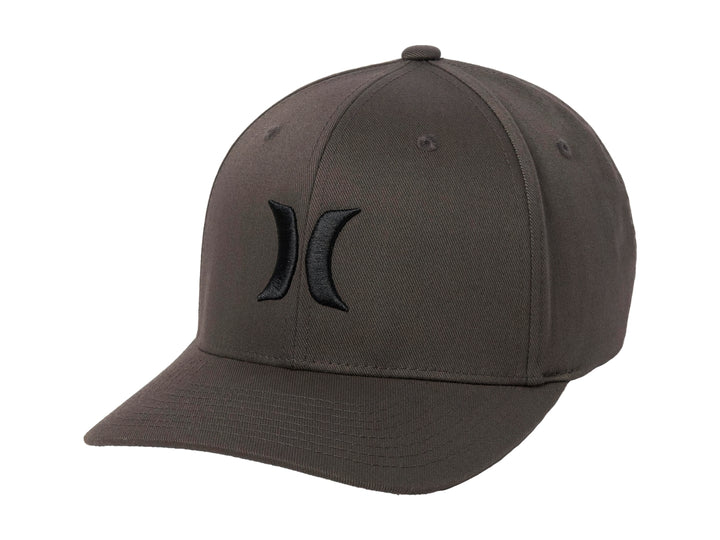 Gorra Hurley color gris oscuro con logotipo bordado en negro en el frente.