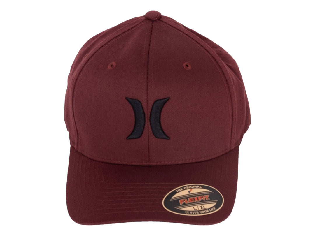 Gorra Hurley color mahogany con logo frontal negro y etiqueta Flexfit en la visera.