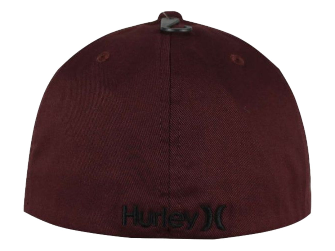 Gorra Hurley color mahogany con logo frontal negro y etiqueta Flexfit en la visera.