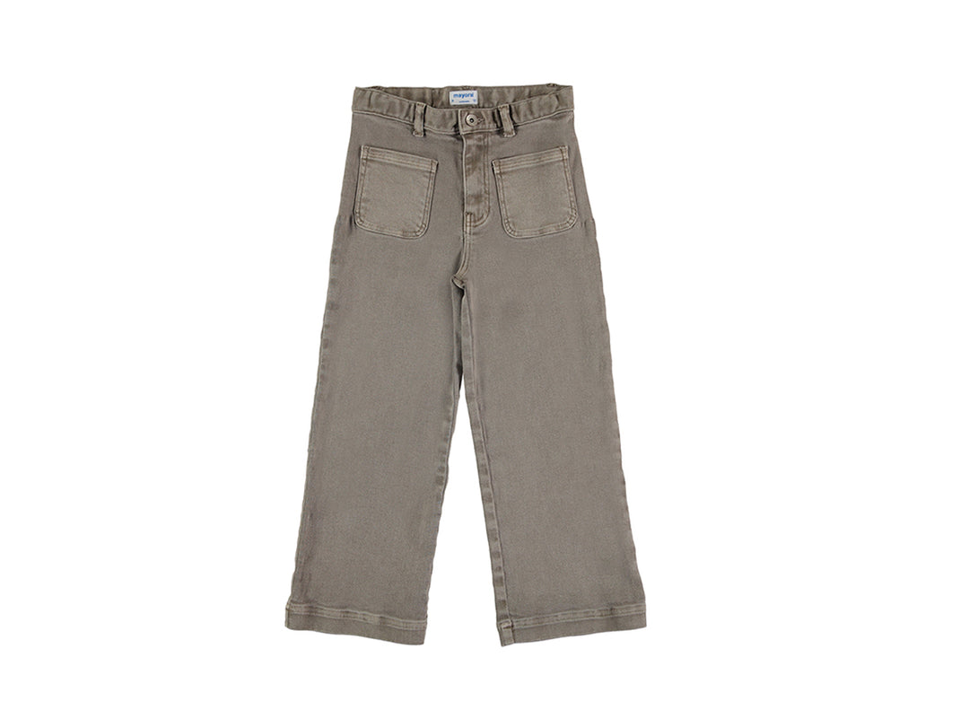 Pantalón largo de sarga color cedro para niño con bolsillos frontales y corte recto.