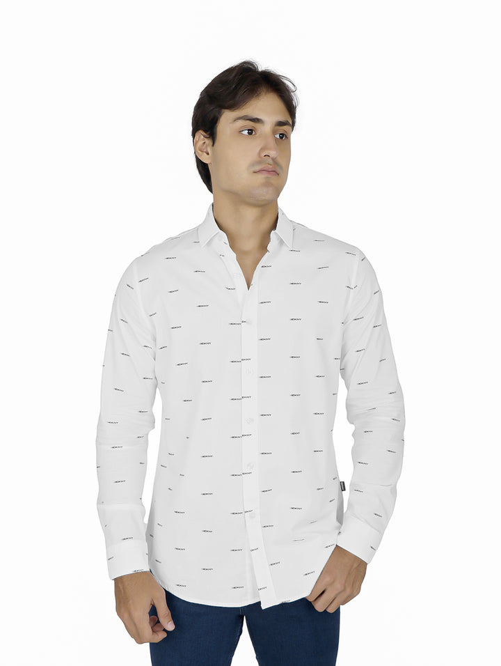 Hombre vistiendo una camisa blanca de manga larga con estampado pequeño y cuello.