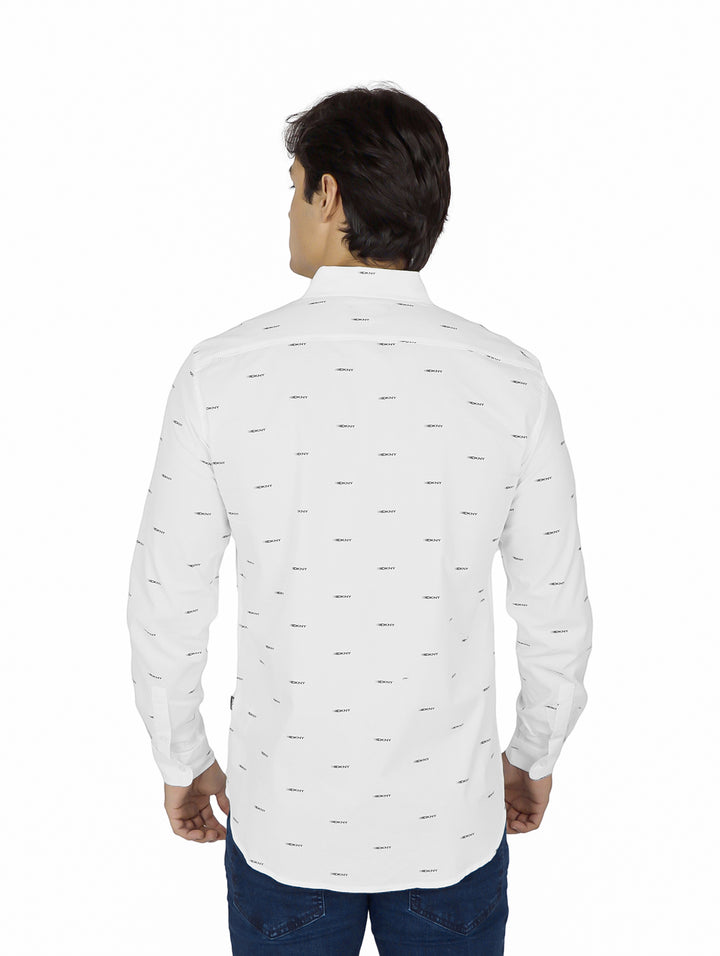 Hombre vistiendo una camisa blanca de manga larga con estampado pequeño y cuello.
