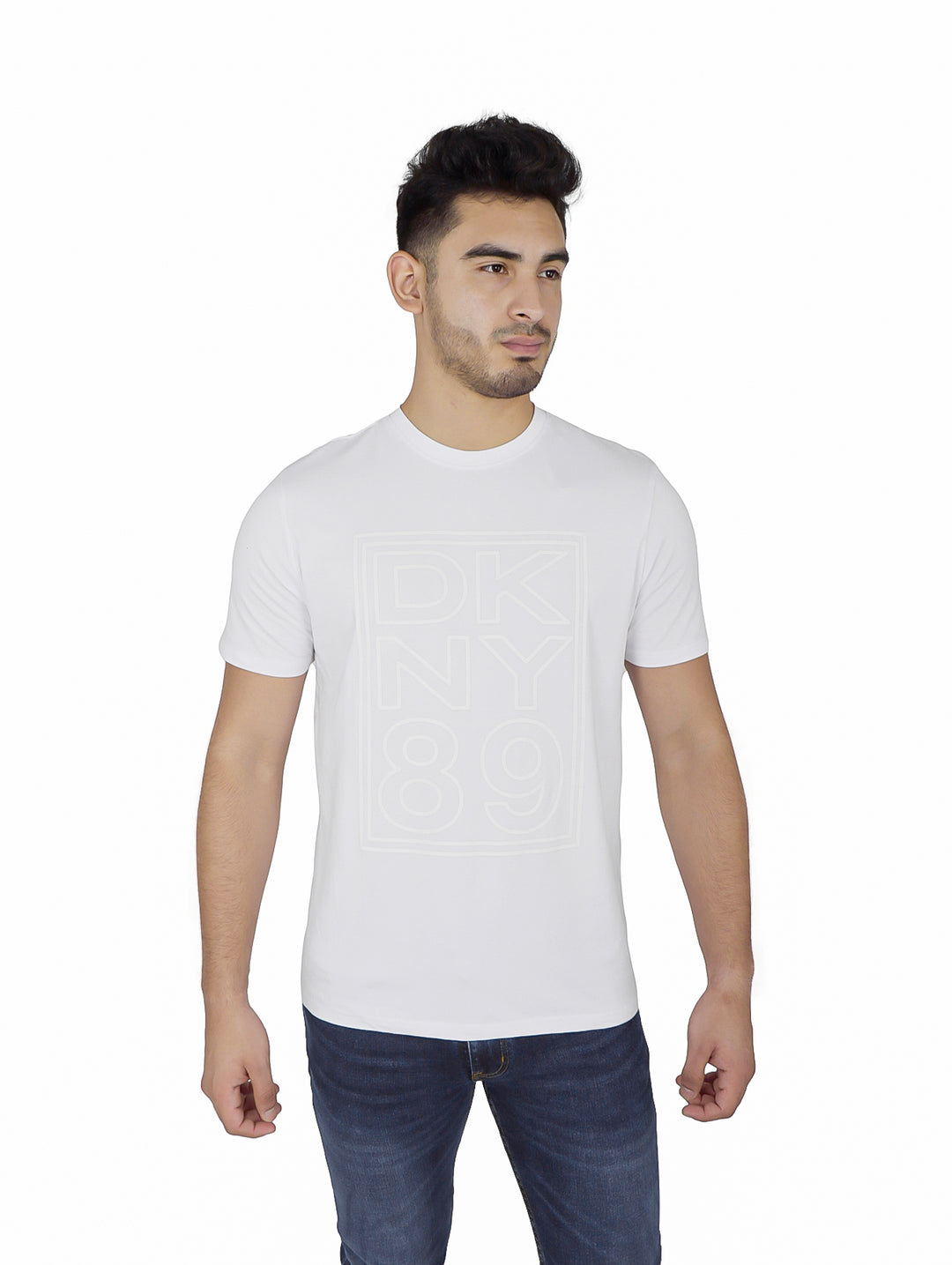 Hombre vistiendo una camiseta blanca de manga corta DKNY con logo impreso en el pecho.