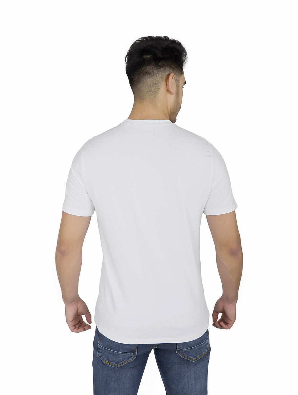 Hombre vistiendo una camiseta blanca de manga corta DKNY con logo impreso en el pecho.