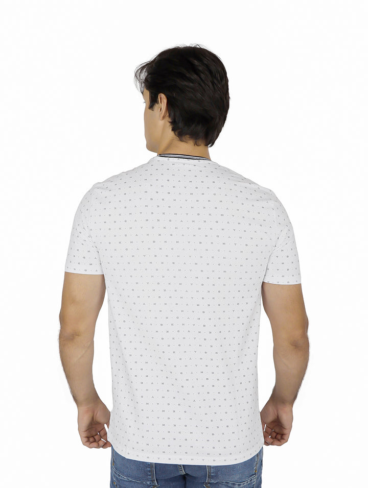 Hombre vistiendo camiseta blanca de manga corta con estampado de puntos y cuello contrastado.