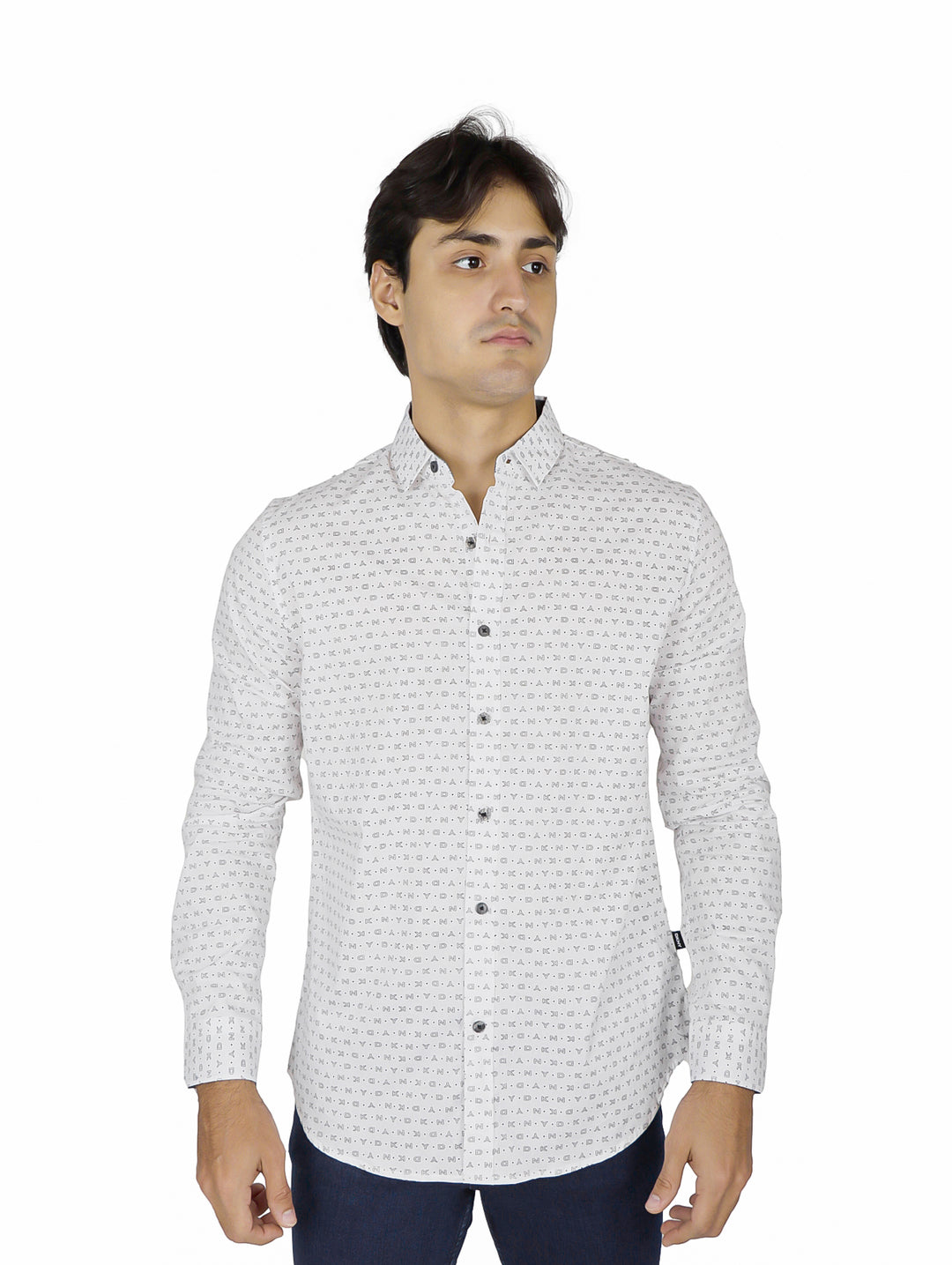 Hombre vistiendo una camisa blanca de manga larga con un estampado repetitivo pequeño y botones.