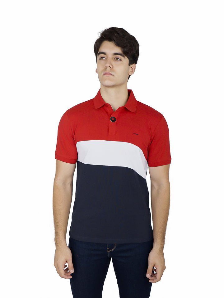 Playera tipo polo para hombre con diseño de bloques horizontales en colores rojo, blanco y azul marino.