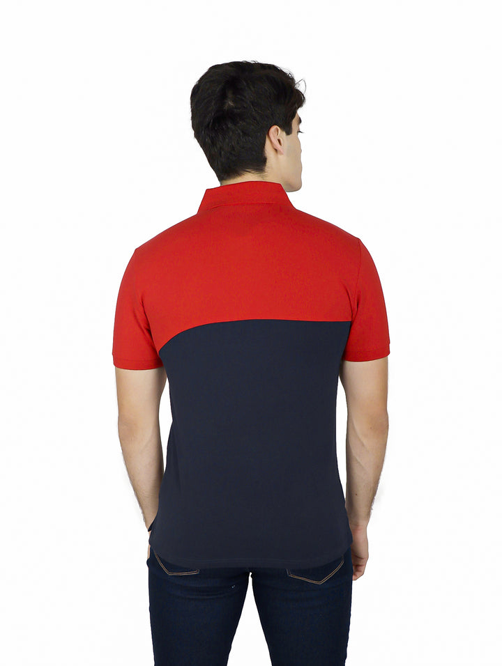 Playera tipo polo para hombre con diseño de bloques horizontales en colores rojo, blanco y azul marino.