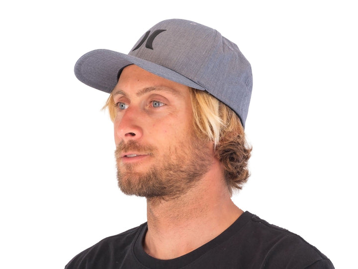 Gorra Hurley de color negro con logotipo frontal y visera curva.