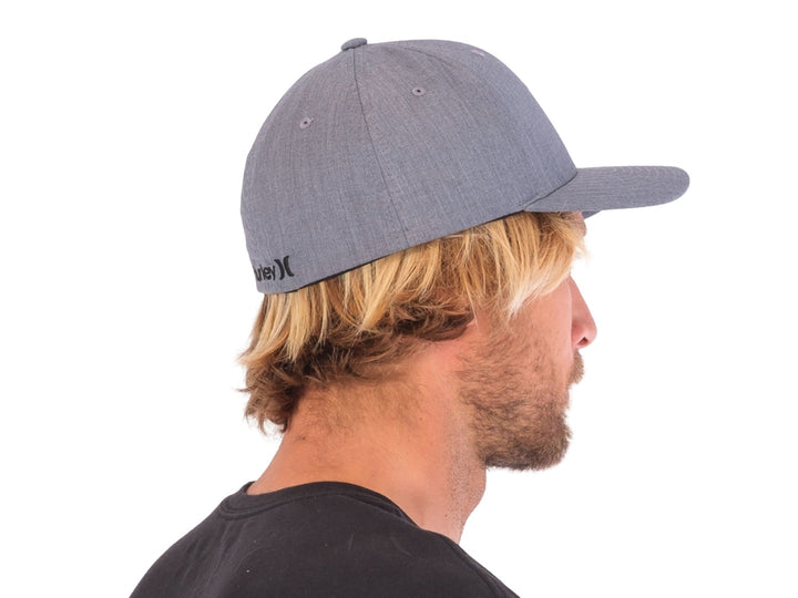 Gorra Hurley de color negro con logotipo frontal y visera curva.