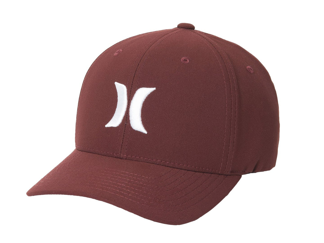 Gorra de béisbol color burgundy con logotipo blanco bordado al frente.