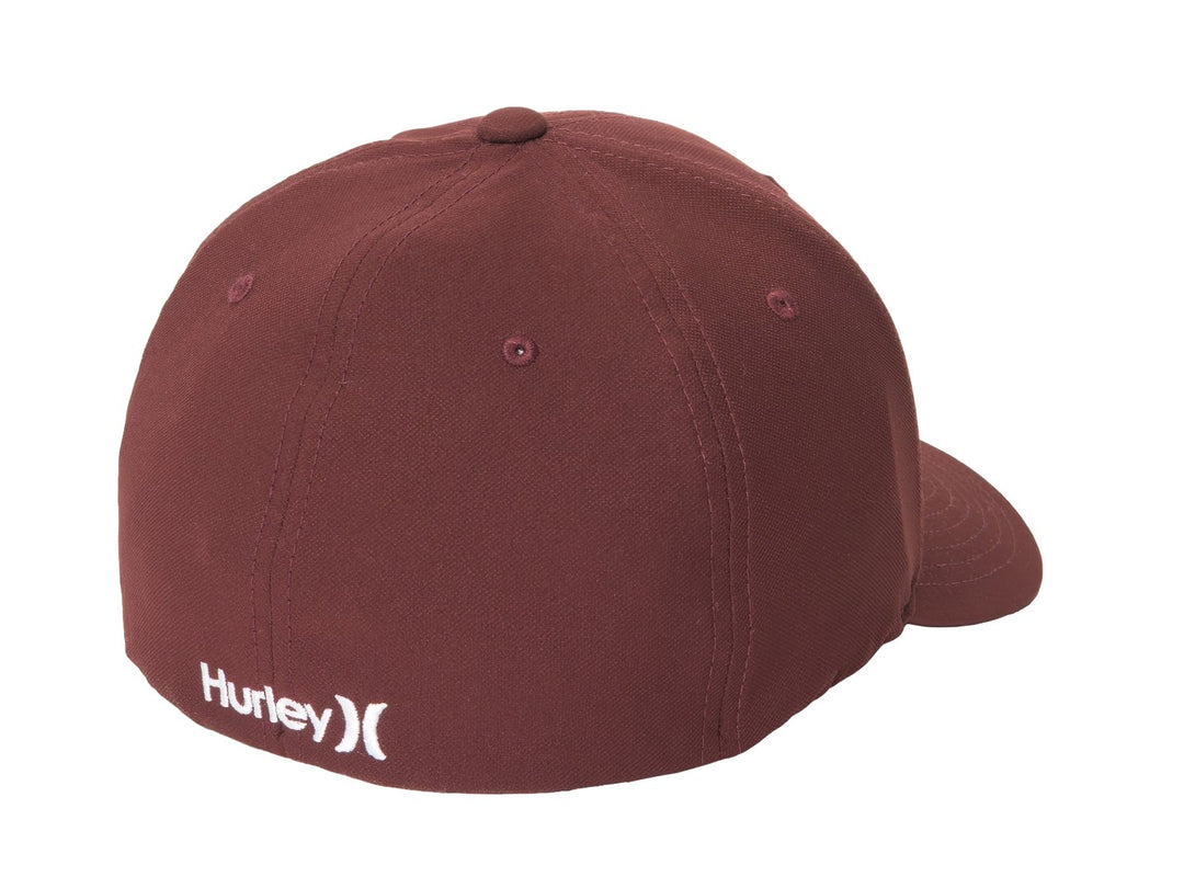 Gorra de béisbol color burgundy con logotipo blanco bordado al frente.