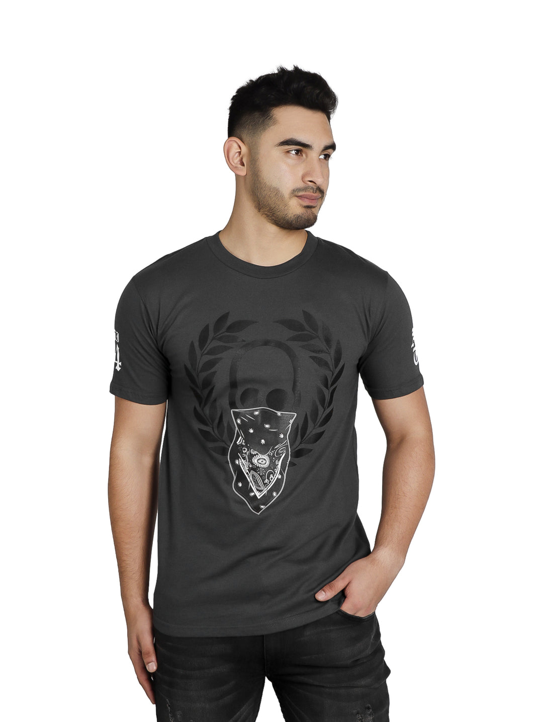 Hombre vistiendo playera gris oxford de manga corta con estampado de calavera y bandana en el pecho.