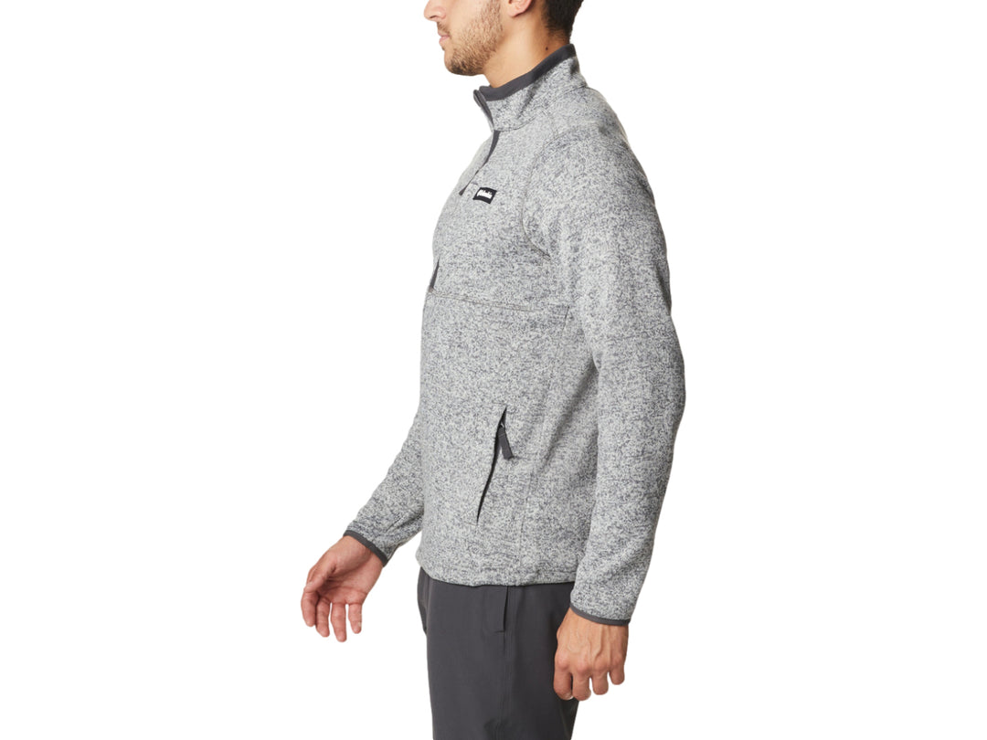 Hombre vistiendo sudadera Columbia color gris jaspeado con cierre frontal y cuello alto.