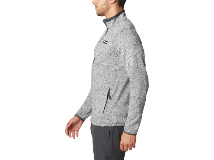 Hombre vistiendo sudadera Columbia color gris jaspeado con cierre frontal y cuello alto.