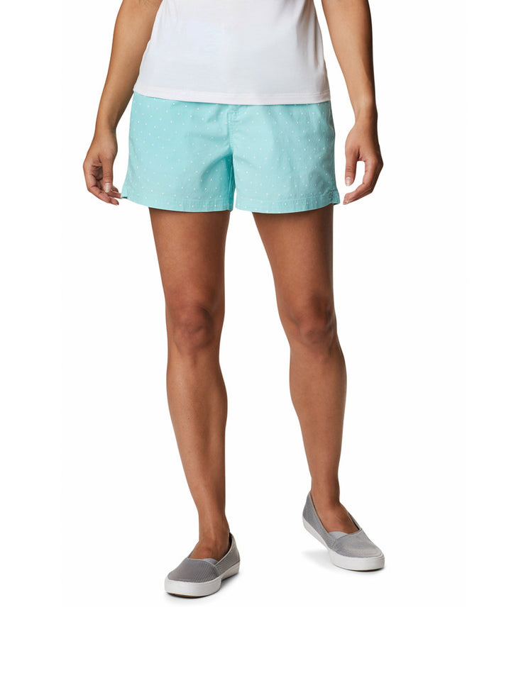 Pantalones cortos color turquesa con estampado de puntos blancos para mujer.