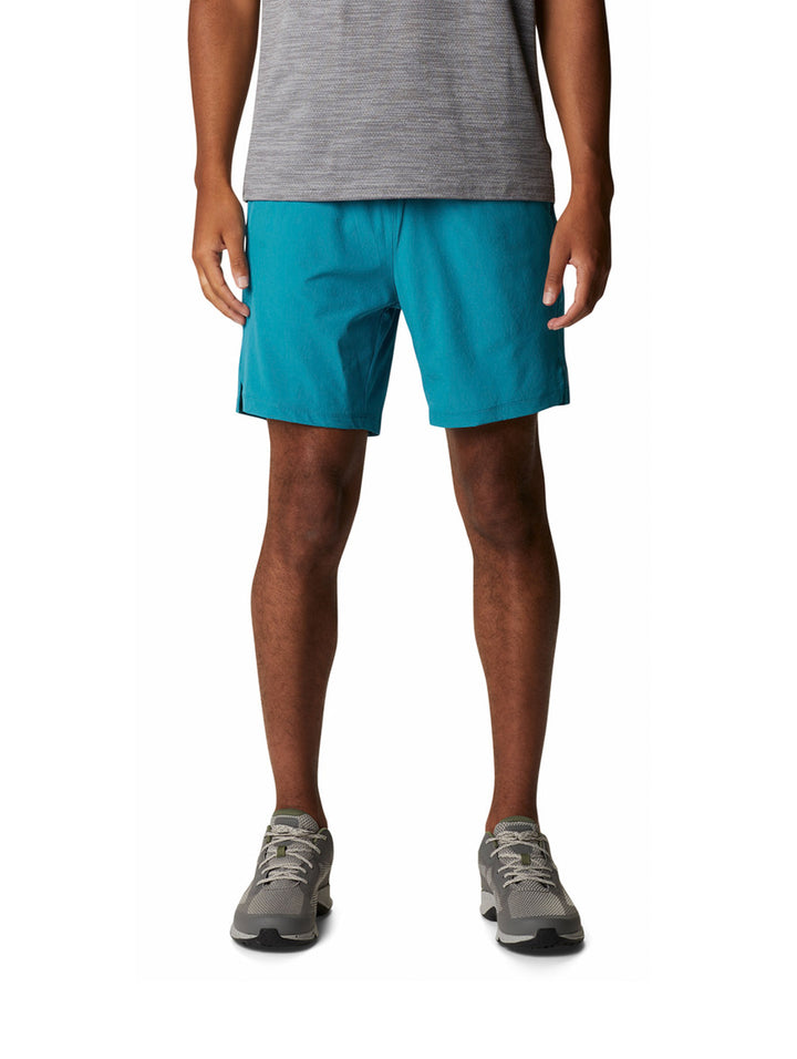 Hombre vistiendo pantalones cortos de surf color azul marino de la marca Columbia.