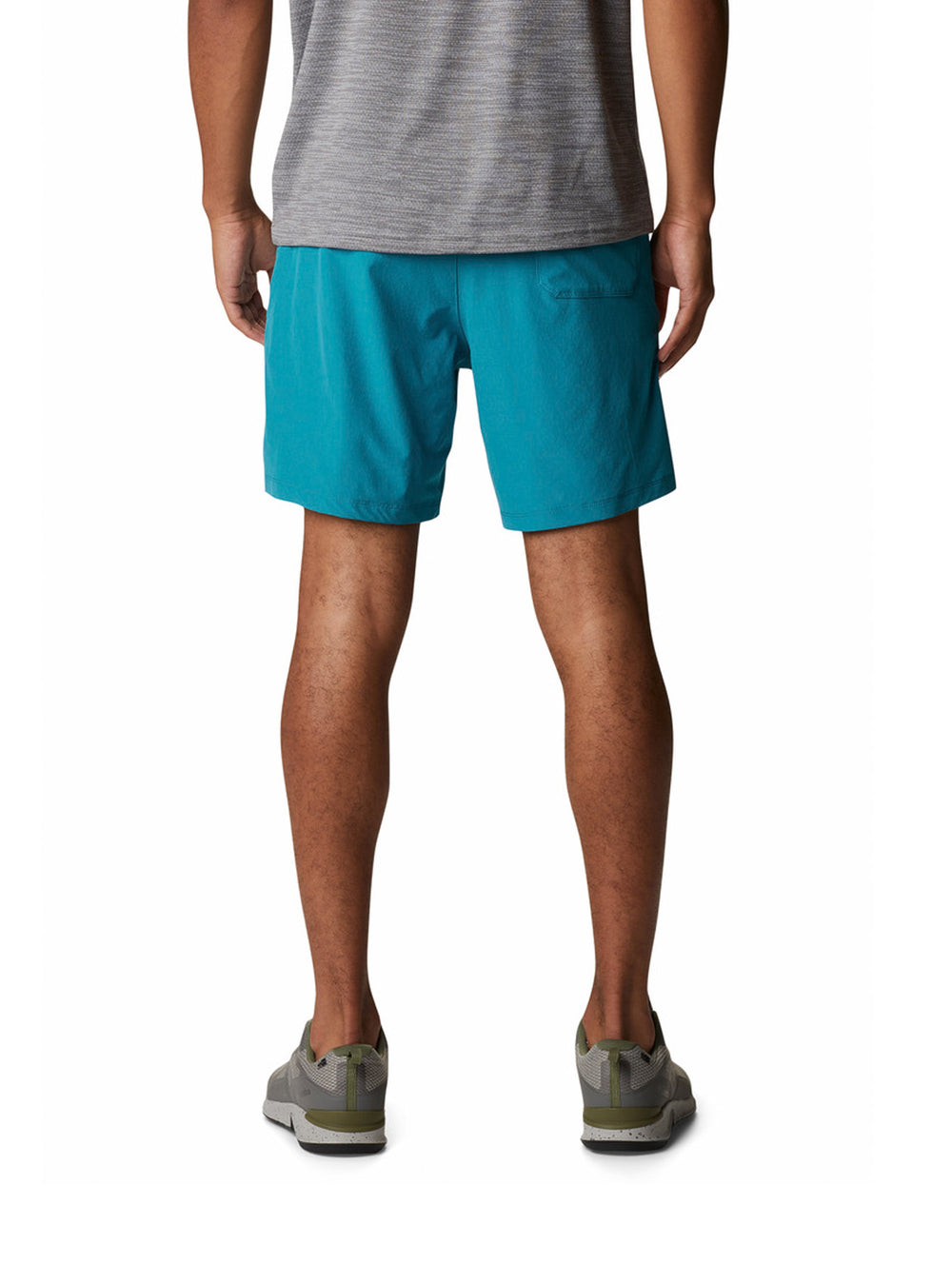 Hombre vistiendo pantalones cortos de surf color azul marino de la marca Columbia.