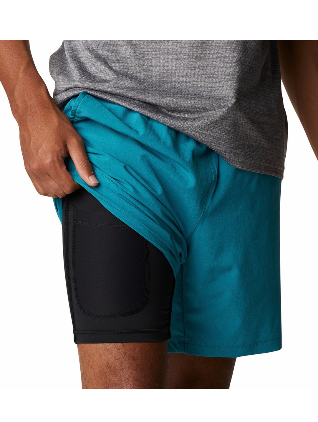 Hombre vistiendo pantalones cortos de surf color azul marino de la marca Columbia.