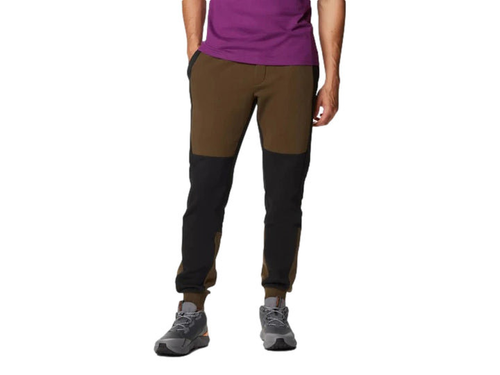 Pantalones jogger Columbia color-block en colores verde oliva y negro con puños elásticos.