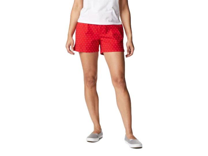 Mujer vistiendo shorts cortos color rojo con patrón de puntos blancos de la marca Columbia.