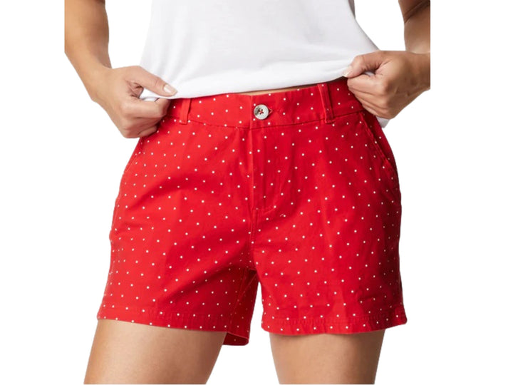 Mujer vistiendo shorts cortos color rojo con patrón de puntos blancos de la marca Columbia.