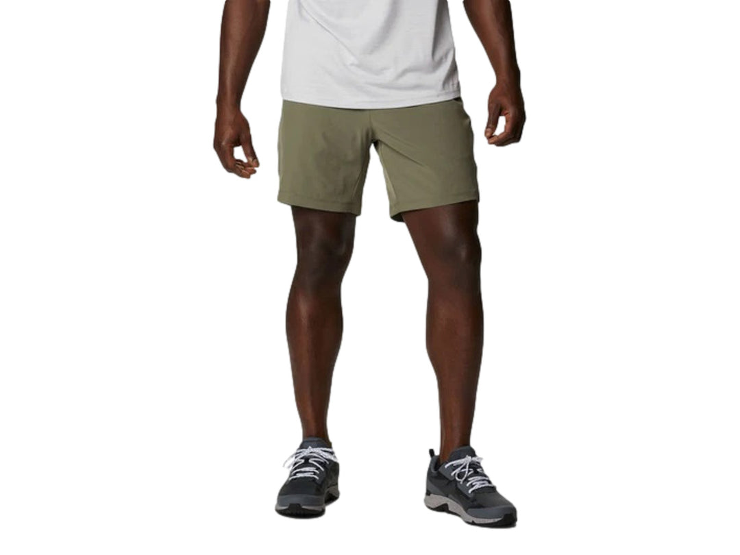 Hombre vistiendo pantalones cortos Columbia en color verde stone green.