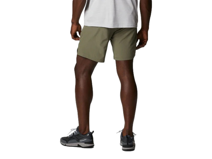 Hombre vistiendo pantalones cortos Columbia en color verde stone green.