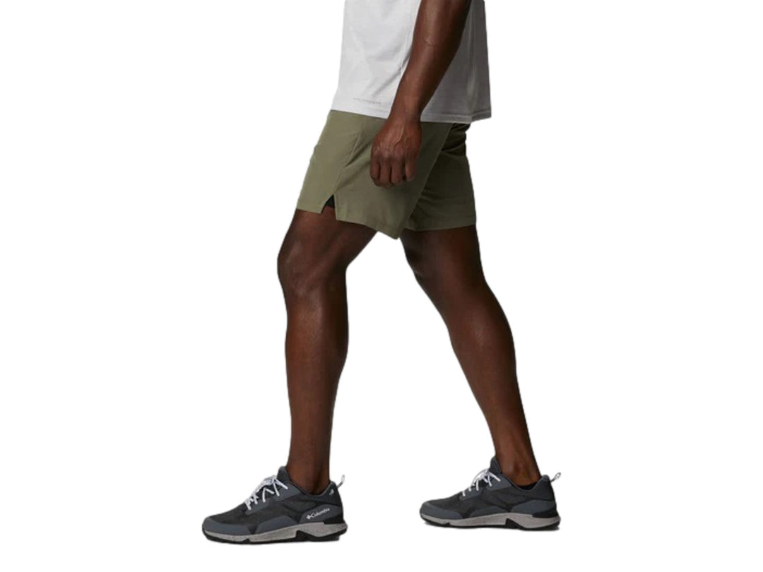 Hombre vistiendo pantalones cortos Columbia en color verde stone green.