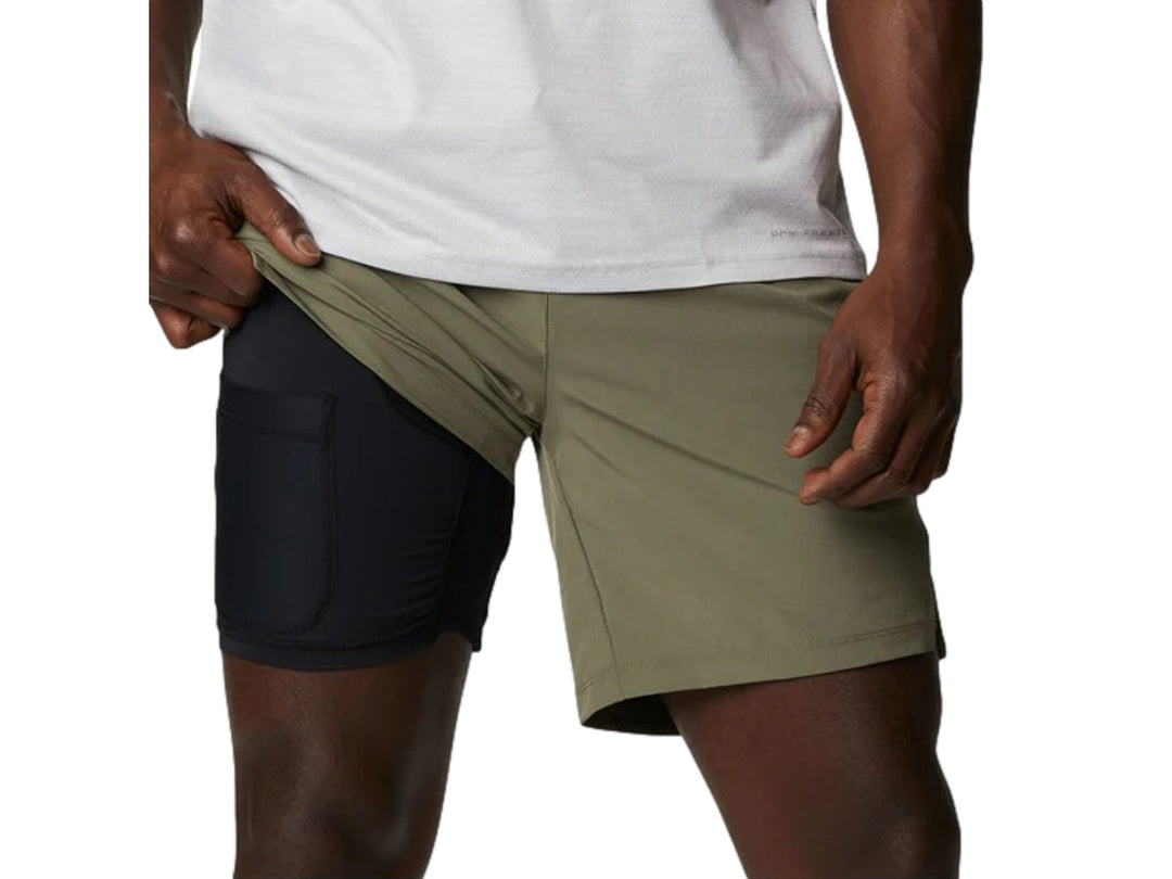 Hombre vistiendo pantalones cortos Columbia en color verde stone green.