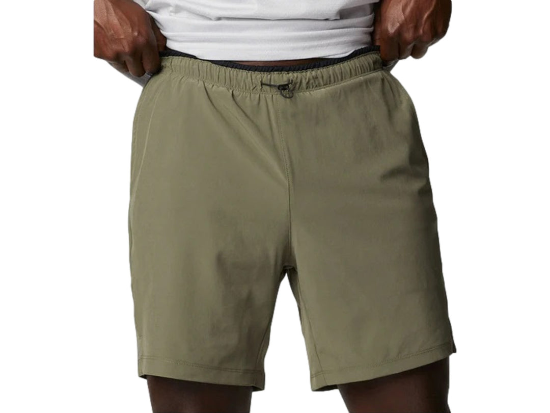Hombre vistiendo pantalones cortos Columbia en color verde stone green.
